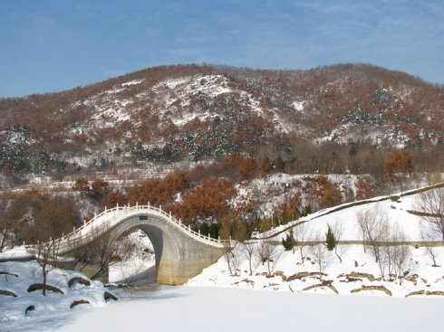 冰城哈爾濱、童話雪鄉(xiāng)、朝鮮民俗村、亞布力孔雀園、激情滑雪雙飛5日游